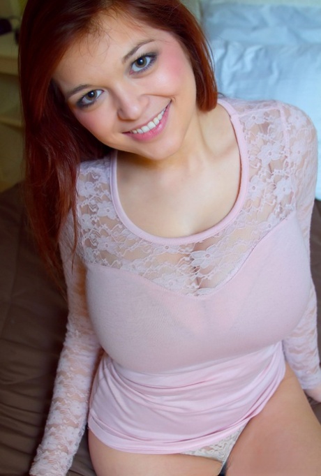 belle-fille rousse aux gros seins joli sexe photos