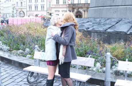 blonde lesbienne sembrassant avec la langue haute qualité parfait images