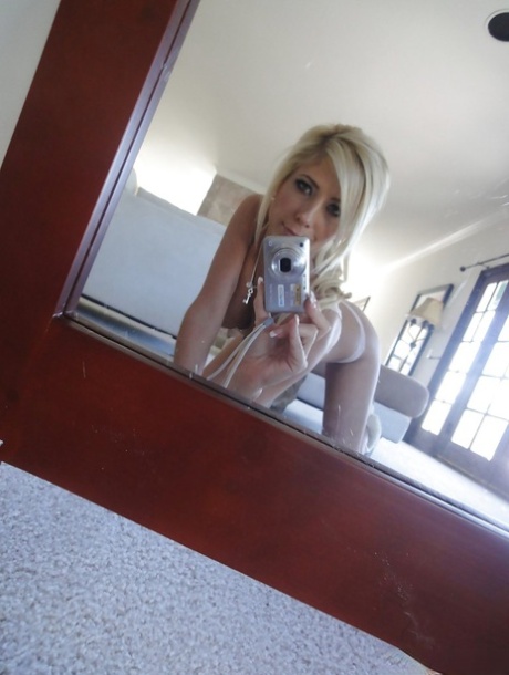 maigre sale blonde jeune cheveux longs art supérieur galerie