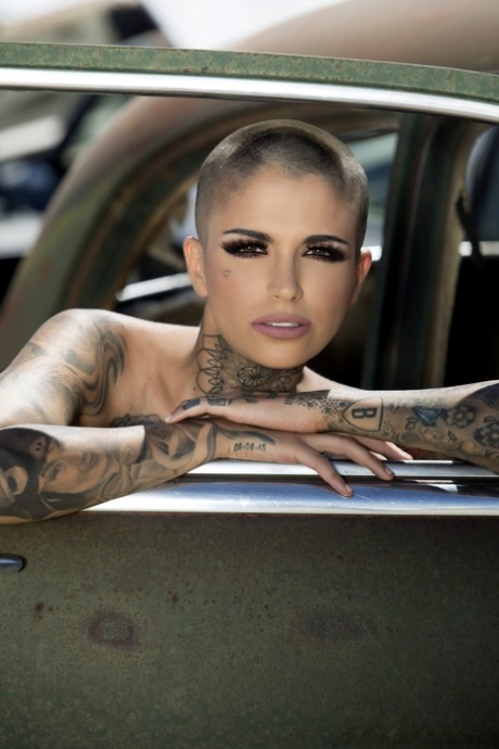 fille tatouée cheveux courts le sexe meilleur img