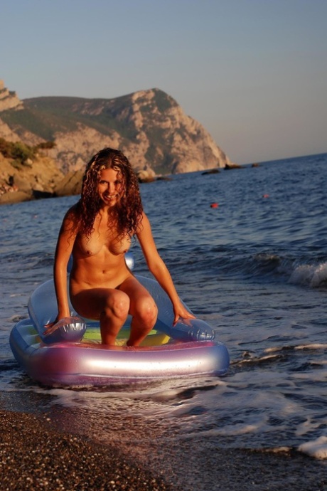 femme de ménage aux cheveux bouclés haute qualité exclusive photo