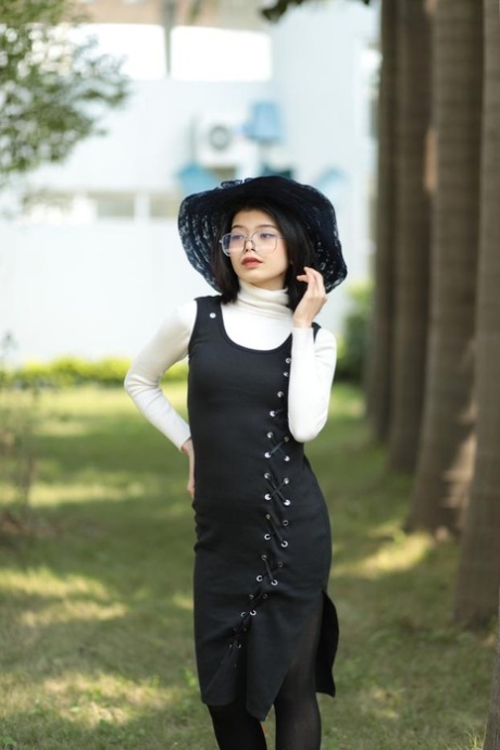 fille aux cheveux noirs aux gros seins érotique galeries